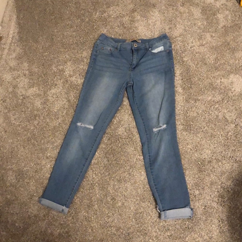 Knee slit jeans